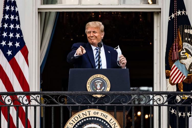     WASHINGTON, DC - OCTOBER 10: U.S. President Donald Trump addresses a rally in support of law and order on the South Lawn of the White House on October 10, 2020 in Washington, DC. President Trump invited over two thousand guests to hear him speak just a week after he was hospitalized for COVID-19. Samuel Corum/Getty Images/AFP == FOR NEWSPAPERS, INTERNET, TELCOS &amp; TELEVISION USE ONLY ==   Foto: Samuel Corum/Ritzau Scanpix