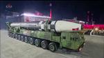 Under paraden lørdagviste Nordkorea dette missil frem, som er det største af sin slags nogensinde, hvis det altså ikke er et fupnummer. Foto: -/Ritzau Scanpix