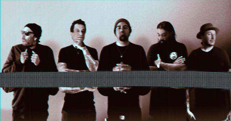 Det amerikanske metalband Deftones bliver kaldt for metallens svar på Radiohead. Men de er mere end det, mener anmelderen.  Foto: Frank Maddocks 