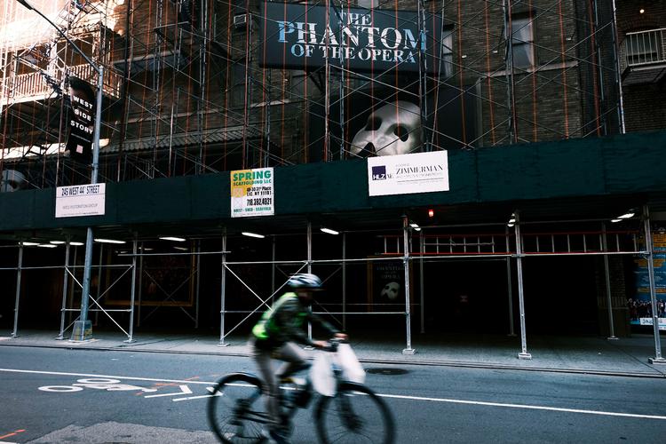 På Broadway er der stort set mennesketomt. Teatrene i området har besluttet, at man fortsat holder lukket frem til 30. maj 2021 på grund af coronavirus. Foto: Spencer Platt/Ritzau Scanpix