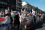 Folk foran domstolen i Athen 12. oktober 2020., hvor dømte ledere af Gyldent Daggry ventede på deres straf.    Foto: Louisa Gouliamaki/Ritzau Scanpix