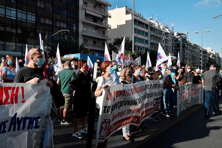 Folk foran domstolen i Athen 12. oktober 2020., hvor dømte ledere af Gyldent Daggry ventede på deres straf.    Foto: Louisa Gouliamaki/Ritzau Scanpix