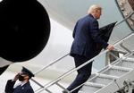 Donald Trump går ombord på Air Force One. Turen til Florida er hans første siden behandlingen for coronavirus. Foto: Carlos Barria/Ritzau Scanpix