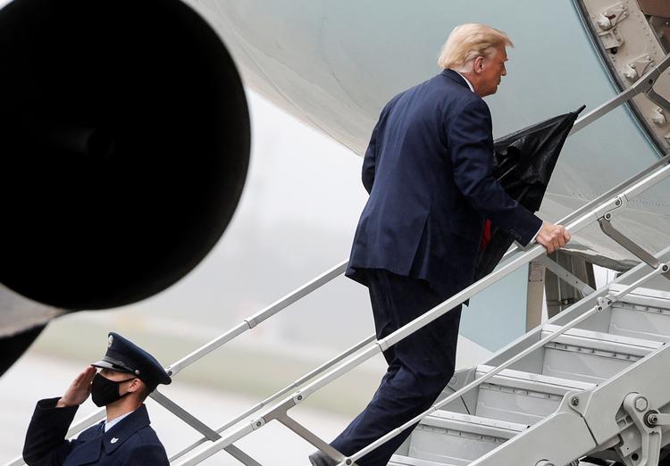 Donald Trump går ombord på Air Force One. Turen til Florida er hans første siden behandlingen for coronavirus. Foto: Carlos Barria/Ritzau Scanpix