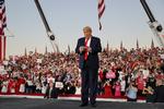 Præsident Donald Trump undlod ligesom mange af tilskuerne at bære mundbind på vælgermødet.  Foto: Jonathan Ernst/Ritzau Scanpix