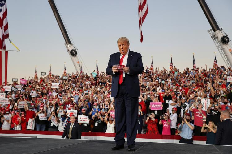 Præsident Donald Trump undlod ligesom mange af tilskuerne at bære mundbind på vælgermødet.  Foto: Jonathan Ernst/Ritzau Scanpix