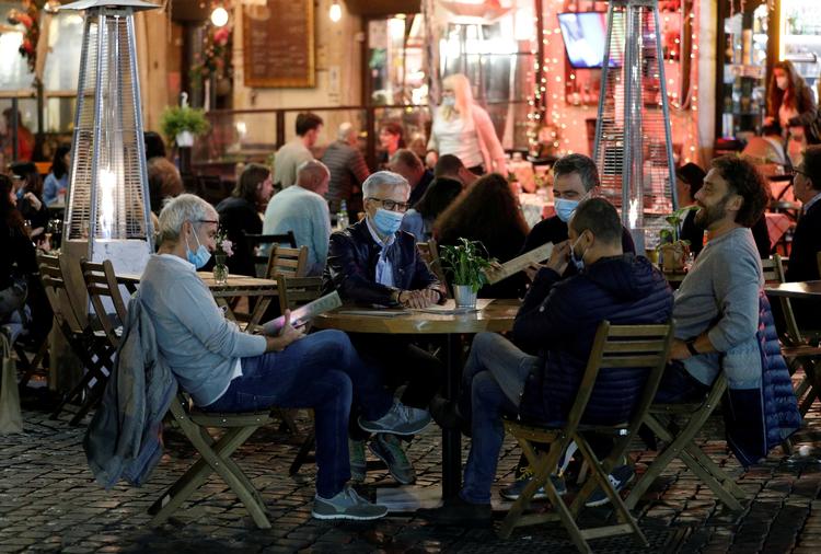 Serveringssteder skal nu lukke ved midnat i Italien, har regeringen besluttet. Foto: Guglielmo Mangiapane/Ritzau Scanpix