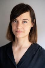 Jenny Lund Madsen har skrevet seriemanus og fjernsynsdramatik. Den professionelle pen er mærkbar i hendes krimidebut, ’Tredive dages mørke’. Foto: Lærke Posselt