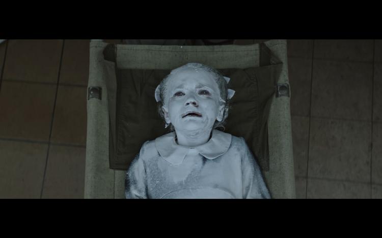  Zombielignende og umenneskeliggørende symptomer som kridhvide irisser og blodig hoste gør det let at identificere de inficerede og endnu lettere at skyde dem.   Foto Netflix