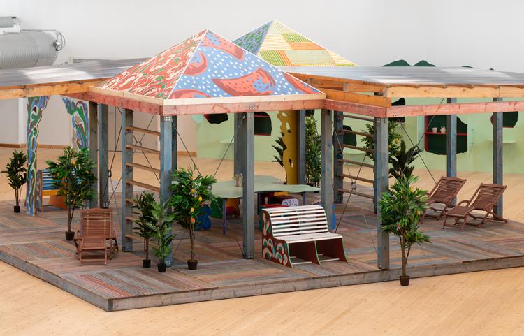 Venezuelanske Sol Caleros installationer ligger et sexet sted mellem at være design og kunst. Altid med mønstre og en lidt uhøjtidelig 1980'er tilgang til stil og med referencer til tropikalismen fra 1960'erne. Foto: David Stjernholm