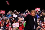 Donald Trump kastede ansigtsmasker ud til sine tilhængere. Foto: Jonathan Ernst/Ritzau Scanpix