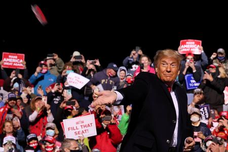 Donald Trump kastede ansigtsmasker ud til sine tilhængere. Foto: Jonathan Ernst/Ritzau Scanpix
