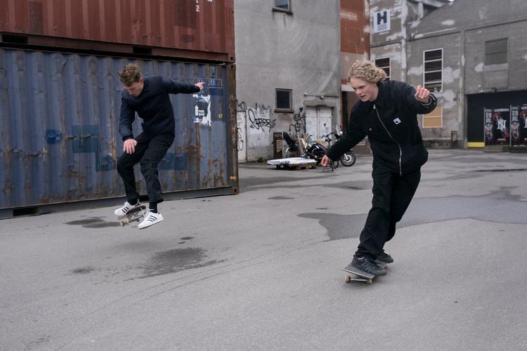 Coronakrisen har gjort flere til iværksættere. Blandt andre Jens Haugaard (lyst hår) og Andreas Ljunggren, som sælger brugt skateboard-udstyr på nettet via deres virksomhed Skatebound. Arkivfoto Mikkel Hørlyck