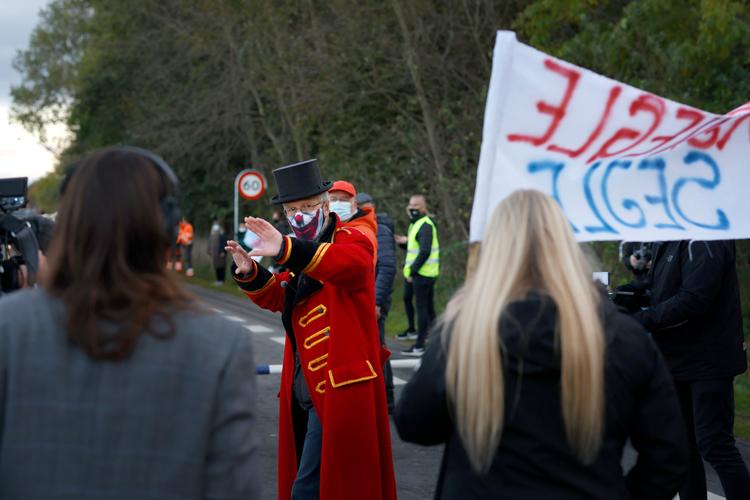 Borgere i den nordjyske by Gjøl demonstrerer mod myndighedernes aflivning af mink – og ikke mindst hvad de mener er mangefulde kompensationer. Foto: Marius Renner/POLFOTO