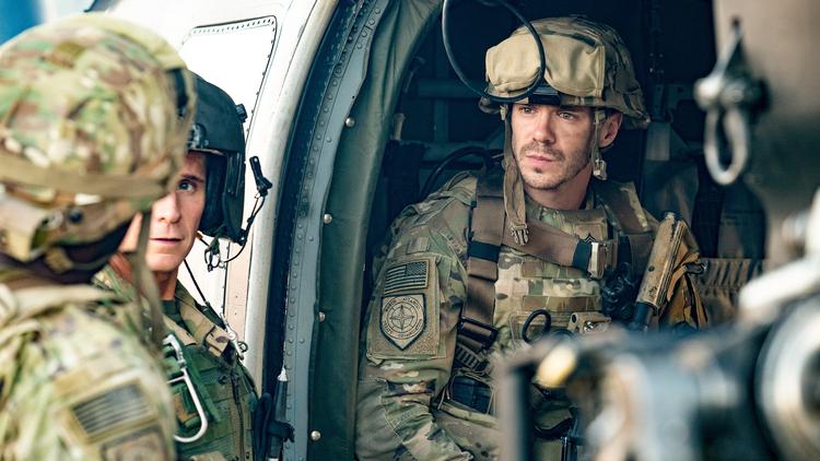 Den opvakte, men også uheldige Cooper Roback er glad for kvindeligt selskab og hurtige penge, men det går ikke altid hans vej.  Foto: Viaplay