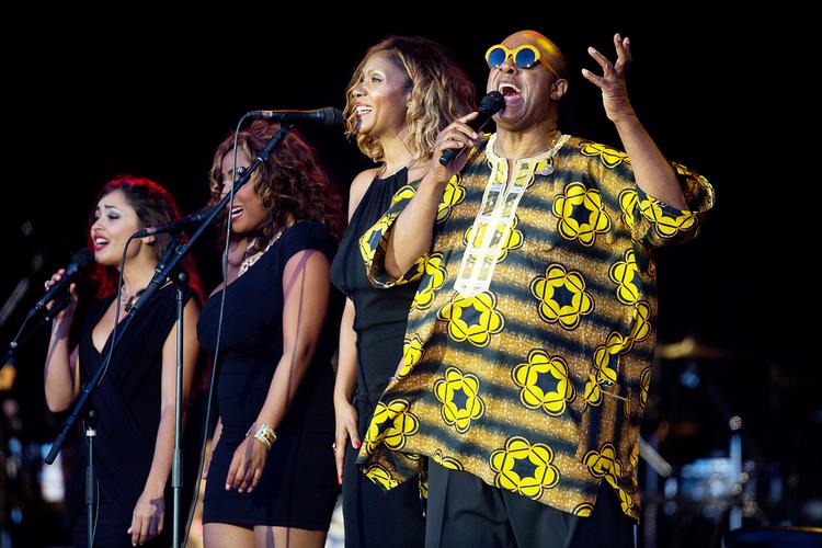 Her ses Stevie Wonder (i gult) under en koncert på Roskilde Festival i 2014. Foto: Thomas Borberg/POLFOTO