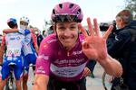 Franskmanden Arnaud Démares signal er ikke til at tage fejl af - sejr nr. 4 i årets Giro d'Italia er i hus.
 Foto: Fabio Ferrari/Ritzau Scanpix