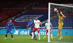 Med en formidabel redning holdt Kasper Schmeichel forsøget fra Mason Mount ude af målet og var med til at sikre Danmark en sejr på 1-0 ude over England.  Foto: Nick Potts/Ritzau Scanpix