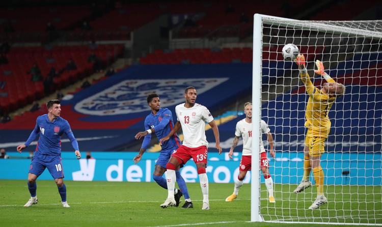 Med en formidabel redning holdt Kasper Schmeichel forsøget fra Mason Mount ude af målet og var med til at sikre Danmark en sejr på 1-0 ude over England.  Foto: Nick Potts/Ritzau Scanpix