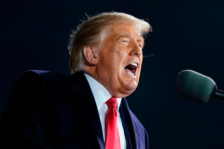 Trump fotograferet onsdag i Iowa, hvor han holdt endnu et af de vælgermøder, han har genoptaget efter at være blevet erklæret coronafri. Foto: Alex Edelman/Ritzau Scanpix