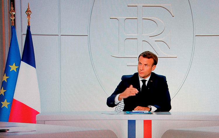 Frankrigs præsident Emmanuel Macron gik onsdag af på tv for at erklære national sundhedskrise og fortælle borgerne, der fra på lørdag indføres natligt udgangforbud i Paris og otte andre storbyer i Frankrig.   Foto: Ludovic Marin/Ritzau Scanpix
