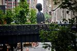 Siden 2019 har skulptør Simone Leigh udstillet bronzestatuen 'Brich House' i New York-parken High Line. Leigh er netop udpeget til at repræsentere USA ved Venidig-biennalen i 2022.   Foto: Bebeto Matthews/Ritzau Scanpix