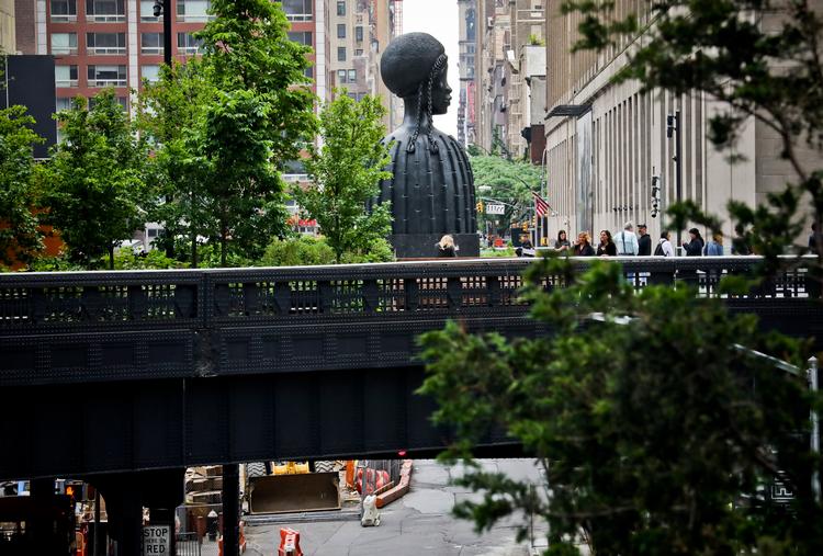 Siden 2019 har skulptør Simone Leigh udstillet bronzestatuen 'Brich House' i New York-parken High Line. Leigh er netop udpeget til at repræsentere USA ved Venidig-biennalen i 2022.   Foto: Bebeto Matthews/Ritzau Scanpix