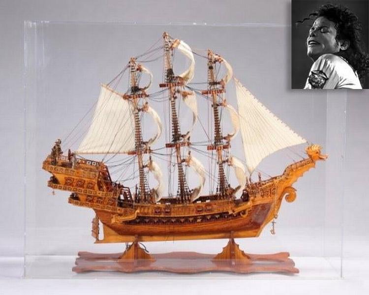 Et model piratskib som Michael Jackson modtog i gave fra Elizabeth Taylor, som er vurderet til 190.000-245.000 kroner.  Foto: Guernsey S auktionshus