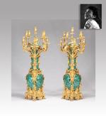 Et sæt Malachite and Gilt lysestager  er også til salg. De er vurderet til 445.000-572.000 kr. Foto: Guernsey S auktionshus