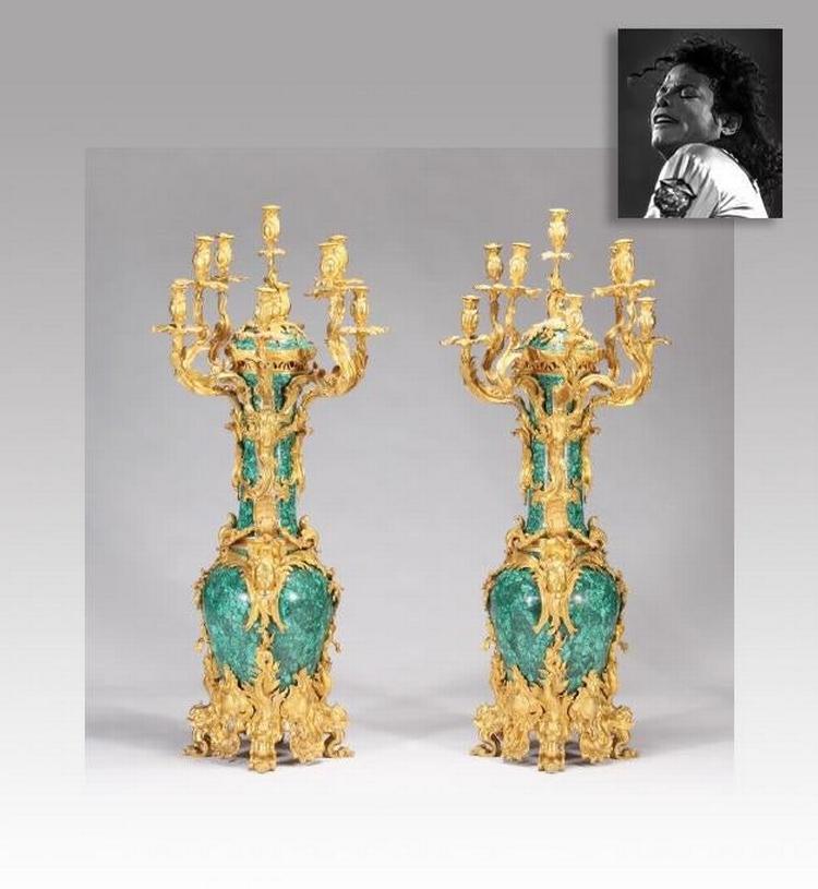 Et sæt Malachite and Gilt lysestager  er også til salg. De er vurderet til 445.000-572.000 kr. Foto: Guernsey S auktionshus