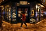 Den kendte bar Au Chat Noir lukker ligesom restauranterne i Paris-regionen og flere større byer kl. 21. de næste seks uger. Mange af dem ventes at dreje nøglen om i 2021. Foto: Thomas Coex/Ritzau Scanpix