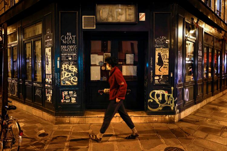 Den kendte bar Au Chat Noir lukker ligesom restauranterne i Paris-regionen og flere større byer kl. 21. de næste seks uger. Mange af dem ventes at dreje nøglen om i 2021. Foto: Thomas Coex/Ritzau Scanpix