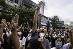 Tusindvis af mennesker samledes torsdag til demonstration i Bangkok i protest mod kongen og den nye undtagelsestilstand, som militærregeringen har indført. Foto: Claus Blok Thomsen