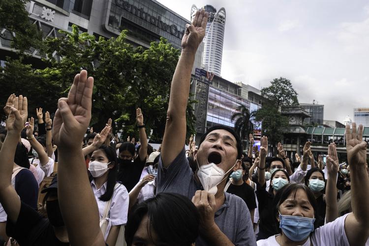 Tusindvis af mennesker samledes torsdag til demonstration i Bangkok i protest mod kongen og den nye undtagelsestilstand, som militærregeringen har indført. Foto: Claus Blok Thomsen