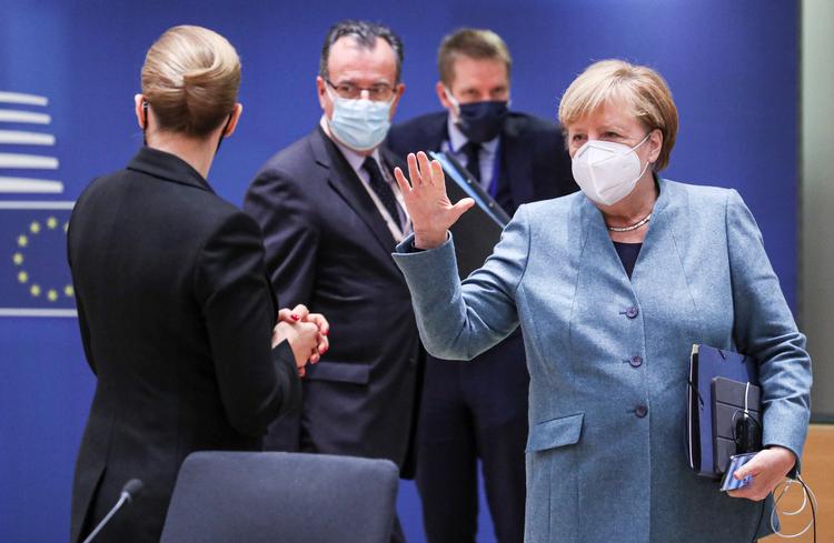 Det er Angela Merkel, der som EU-formand skal forhandle budgettet på plads. Hårknolden tilhører statsminister Mette Frederiksen, (S).
 REUTERS/Yves Herman/Pool Foto: Yves Herman/Ritzau Scanpix