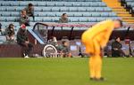 Liverpool-manager Jürgen Klopp kigger i retning af sin målmand Adrian, der havde en usædvanlig hård oplevelse, da hans hold gæstede Aston Villa i Premier Leagues 4. runde. Storklubben, der er amerikansk ejet, har nu også lidt nederlag uden for banen.   Foto: Peter Powell/Ritzau Scanpix