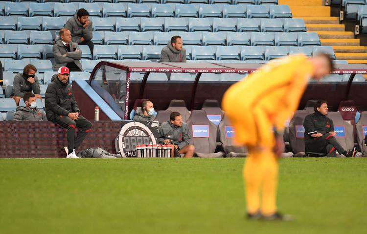 Liverpool-manager Jürgen Klopp kigger i retning af sin målmand Adrian, der havde en usædvanlig hård oplevelse, da hans hold gæstede Aston Villa i Premier Leagues 4. runde. Storklubben, der er amerikansk ejet, har nu også lidt nederlag uden for banen.   Foto: Peter Powell/Ritzau Scanpix