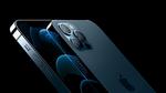 Størrelsen betyder faktisk noget på den nye iPhone 12 mini, der vender tilbage til iPhones storhedstid rent designmæssigt. Men den kan det samme som versionen til de lidt større hænder . Foto: Apple Inc/Ritzau Scanpix
