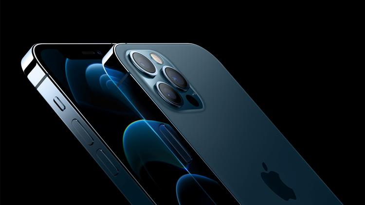 Størrelsen betyder faktisk noget på den nye iPhone 12 mini, der vender tilbage til iPhones storhedstid rent designmæssigt. Men den kan det samme som versionen til de lidt større hænder . Foto: Apple Inc/Ritzau Scanpix
