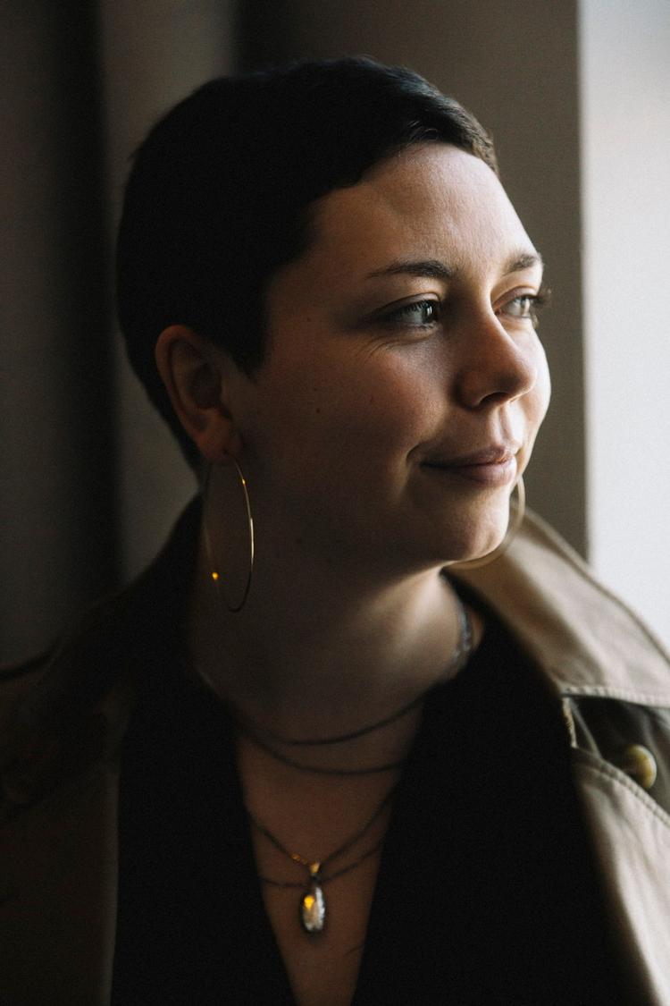  Rikke Collin er vært på Tårekanalen, hvor hun taler med sine gæster om, hvad der rører dem til tårer, med så stor indlevelse, at man glemmer, at det er et tilrettelagt interview. Foto: Rita Kuhlmann