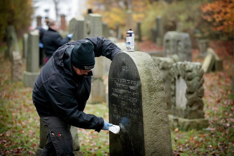 På årsdagen for Krystalnatten blev flere end 80 gravsten overhældt med maling på den jødiske gravplads Østre Kirkegård i Randers. Foto: Jens Dresling/POLFOTO