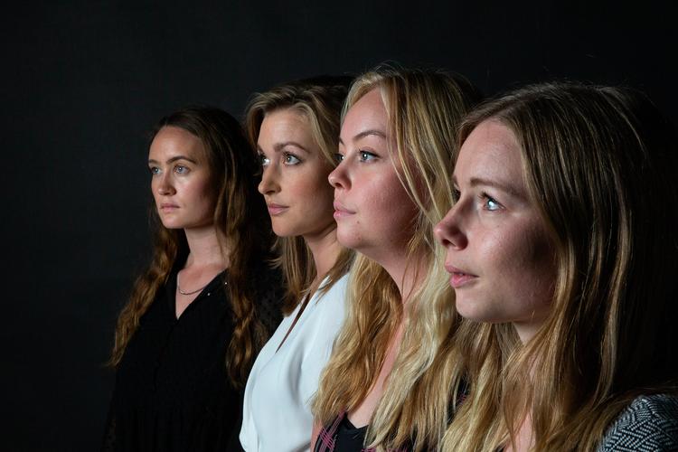 Maria Gudme (nummer tre fra venstre) var en af de fire kvinder, der arrangerede en underskriftsindsamling mod sexisme i politik i september. Foto: Finn Frandsen/POLFOTO