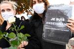     'Jeg er også lærer', står der på en chokeret kvindes skilt. Netop mordet på en lærer udløser voldsomme reaktioner i Frankrig. Foto: Bertrand Guay/Ritzau Scanpix