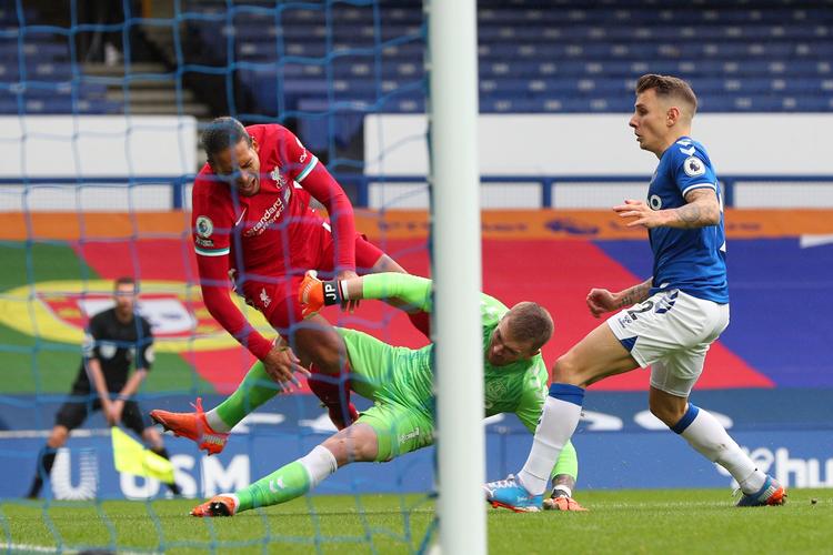 Denne kollision mellem Jordan Pickford og Virgil van Dijk sendte Liverpools hollandske forsvarsspiller ud med en knæskade. Foto: Peter Byrne/Ritzau Scanpix