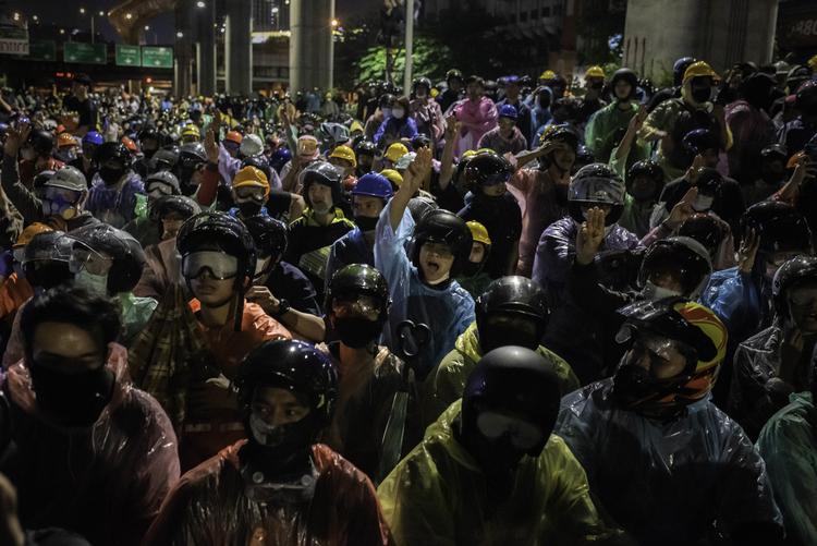 Tusindvis af primært unge mennesker samledes lørdag til demonstration i Bangkok, og mange af dem forberedte sig på kamp med politiet. Foto: Claus Blok Thomsen