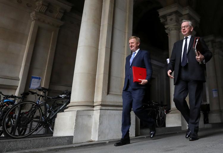 Kulturminister Oliver Dowden og regeringsminister og leder af det britistiske forhandlingsteam i drøftelserne med EU Michael Gove på vej til kabinetmøde i Lpndon. Foto: Simon Dawson/Ritzau Scanpix