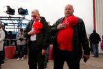 Trump-tilhængere tager imod præsident Donald Trump i lufthavnen i Wisconsin. En af de to delstater, som Trump i weekenden holder vælgermøde i, trods rekordhøje smittetal. Foto: Scott Olson/Ritzau Scanpix
