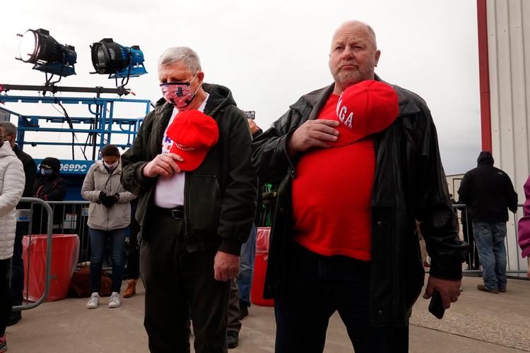 Trump-tilhængere tager imod præsident Donald Trump i lufthavnen i Wisconsin. En af de to delstater, som Trump i weekenden holder vælgermøde i, trods rekordhøje smittetal. Foto: Scott Olson/Ritzau Scanpix