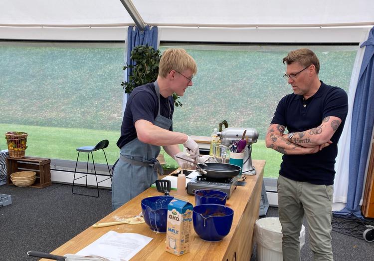 Værten Timm Vladimir indgik på mere end en måde i tredje ombæring af dette års bagedyst, idet deltagerne skulle skabe hans kontrafej i bagt pandekagedej.  