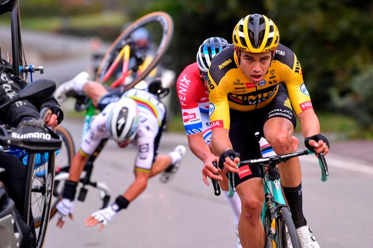 Den franske verdensmester Julian Alaphilippe flyver gennem luften efter at være kørt ind i en motorcykel, mens belgieren Wout van Aert (forrrest) og hollænderen Mathieu van der Poel fortsætter frem mod kampen om sejren i Flandern Rundt.
 Foto: Luc Claessen/Ritzau Scanpix
